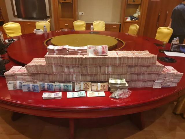涉案金额过亿！百名警力突袭酒楼抓获53名骨干成员，现场搜出大量现金……
